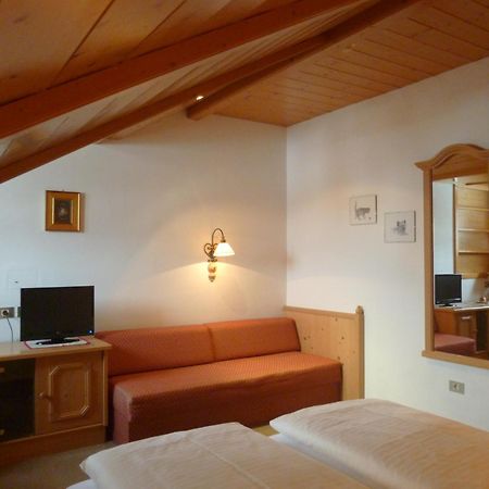Hotel Holzer Sexten Chambre photo